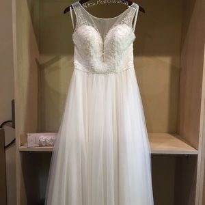 Beautiful wedding dress size 10